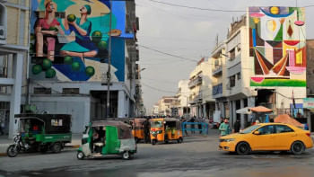 বাগদাদেদ দেওয়ালে আলি খলিফা  ও বাটারফ্লাই এফেক্টের আঁকা ম্যুরাল। ছবি: ডয়চে ভেলে/এএফপি