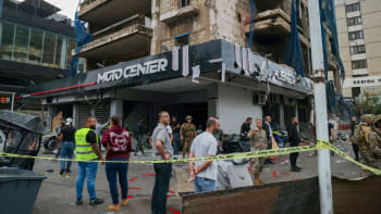 বৈরুতের দক্ষিণ শহরতলীতে ইসরায়েলি বিমান হামলার পরবর্তী দৃশ্য। ছবি: রয়টার্স (২ নভেম্বর, ২০২৪)।