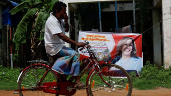 কমলার আদি নিবাস থুলাসেন্দ্রাপুরম গ্রামে তার ছবি সম্বলিত ব্যানার ঝুলছে। ছবি: রয়টার্স 