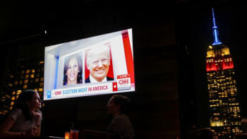 বারে বসে নির্বাচনের ফল দেখছেন মার্কিনীরা। ছবি: রয়টার্স