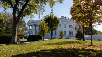 এখনো হোয়াইট হাউসে আছেন বাইডেন। ট্রাম্পকে বৈঠকে আসার আমন্ত্রণ জানিয়েছেন তিনি। ছবি: রয়টার্স