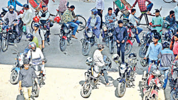 রাইড শেয়ারিং ব্যবসায় নিয়োজিত বাইকার। ছবি: প্রবীর দাশ/স্টার
