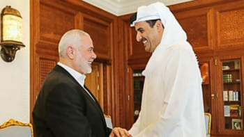 কাতারের আমির তামিম বিন হামাদ আল-থানির সঙ্গে প্রয়াত হামাস নেতা ইসমাইল হানিয়ে। গাজায় যুদ্ধবিরতির উদ্যোগে কেন্দ্রীয় ভূমিকায় ছিল কাতার। ফাইল ছবি: সংগৃহীত