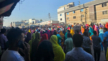 গাজীপুরে শ্রমিক বিক্ষোভের কারণে চরম দুর্ভোগে পড়েছেন যাত্রীরা। ছবি: সংগৃহীত