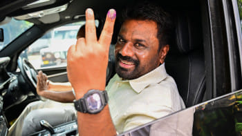 শ্রীলঙ্কার প্রেসিডেন্ট অনুঢ়া পার্লামেন্ট নির্বাচনে ভোট দেওয়ার পর ভি চিহ্ন দেখাচ্ছেন। ছবি: এএফপি