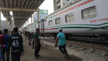 তিতুমীর কলেজ শিক্ষার্থীদের রেল অবরোধ