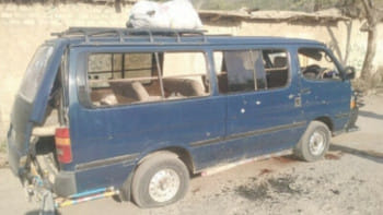 শিয়া মুসলিম বহনকারী এই গাড়িতে বন্দুক হামলা হয়। ছবি: ডন