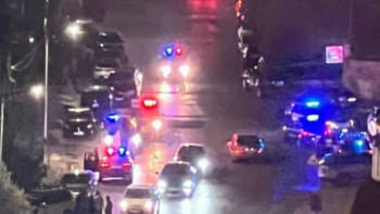 আম্মানের রাবিয়াহ এলাকায় ইসরায়েলি দূতাবাসে হামলার পর সেখানে পুলিশ ও অ্যাম্বুলেন্স ছুটে যায়। ছবি: ভিডিও থেকে স্ক্রিণশট