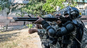 বিক্ষোভকারীদের ছত্রভঙ্গ করতে রবার বুলেট ছুঁড়ছেন রেঞ্জাররা। ছবি: রয়টার্স