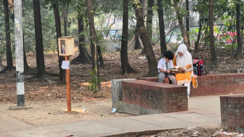 ধানমন্ডি লেক পার্কের লাইব্রেরি