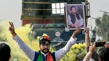 ইমরান খানের ছবি উঁচিয়ে বিক্ষোভে যোগ দেন এক পিটিআই কর্মী। ছবি: এএফপি (২৪ নভেম্বর, ২০২৪)