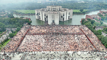 শেখ হাসিনা পদত্যাগের ঘোষণা দেওয়ার পর সংসদ ভবনের সামনে হাজারো মানুষ জমায়েত হন। ছবি: নাঈমুর রহমান/স্টার