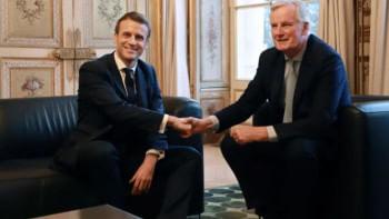 সাবেক হয়ে যাওয়া প্রধানমন্ত্রী মিশেল বার্নিয়ারের সঙ্গে প্রেসিডেন্ট মাখোঁ। ফাইল ছবি: এএফপি