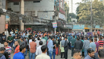 নয়াপল্টনে বিএনপির প্রধান কার্যালয়ের সামনে জমায়েত হতে শুরু করেছে ৩ অঙ্গসংগঠনের নেতা-কর্মী। ছবি: সাজ্জাদ হোসেন/স্টার