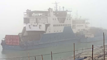 ঘণ কুয়াশার কারণে পাটুরিয়া-দৌলতদিয়া নৌপথে ফেরি চলাচল বন্ধ রয়েছে। ছবি: সংগৃহীত