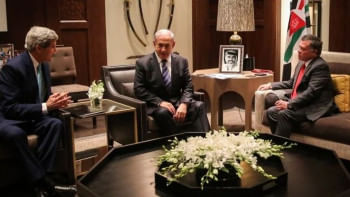 জর্ডানের রাজা আবদুল্লাহ'র সঙ্গে বৈঠকে ইসরায়েলের নেতানিয়াহু ও তৎকালীন মার্কিন পররাষ্ট্রমন্ত্রী জন কেরি। ফাইল ছবি: এএফপি