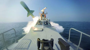 ইরানের দক্ষিণে বিপ্লবী রক্ষী বাহিনীর (আইআরজিসি) নৌ-মহড়ায় ক্ষেপণাস্ত্র পরীক্ষা চলছে। ফাইল ছবি: রয়টার্স (জানুয়ারি ২০২৩) 