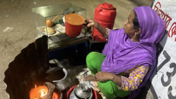 ঢাকার পিঠা বিক্রেতা নারীদের গল্প