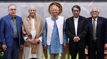 চার সংস্কার কমিশন প্রধানের সঙ্গে প্রধান উপদেষ্টা ড. ইউনুস। ছবি: পিআইডি