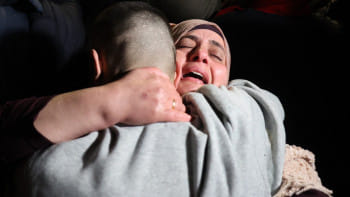 অধীকৃত পশ্চিম তীরের শহর বেইতুনিয়ায় ইসরায়েলি কারাগার থেকে মুক্তি পাওয়া সন্তানকে জড়িয়ে ধরেছেন এক ফিলিস্তিনি মা। ছবি: এএফপি