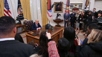 ওভাল অফিসে নির্বাহী আদেশে সই দেওয়ার সময় সাংবাদিকদের প্রশ্নের জবাব দেন ট্রাম্প। ছবি: এএফপি