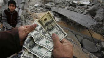 উত্তর গাজার জাবালিয়ায় হামাসের প্রতিনিধির কাছ থেকে অর্থ সহায়তা নিচ্ছেন ফিলিস্তিনিরা। ফাইল ছবি: রয়টার্স