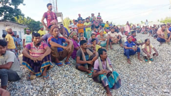 লালমনিরহাটের পাটগ্রাম উপজেলার বুড়িমারী স্থলবন্দরে কর্মহীন শ্রমিক। ছবি: সংগৃহীত