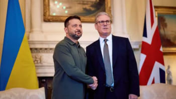 ডাউনিং স্ট্রিতে যুক্তরাজ্যের প্রধানমন্ত্রী কিয়ার স্টারমার ও ইউক্রেনের প্রেসিডেন্ট ভলোদিমির জেলেনস্কি। ফাইল ছবি: রয়টার্স