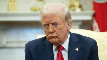 ওভাল অফিসে বিরস বদনে জেলেনস্কির (ছবিতে নেই) বক্তব্য শুনছেন ট্রাম্প। ছবি: এএফপি