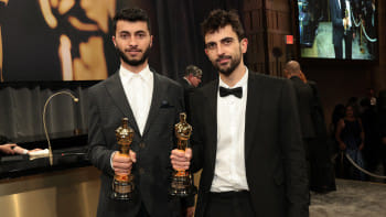 ডান থেকে বামে: অস্কারজয়ী পরিচালক বাসেল আদরা ও ইউভাল আবরাহাম। ছবি: এএফপি