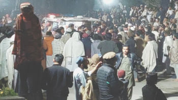 খাইবার পাখতুনখোয়ার সেনানিবাসে আত্মঘাতি হামলায় আহতদের হাসপাতালে নিয়ে আসা হয়। ছবি: ডন/রয়টার্স