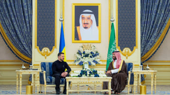 যুক্তরাষ্ট্র-ইউক্রেন বৈঠকের আগে সৌদি যুবরাজের সঙ্গে জেলেনস্কির বৈঠক। ছবি: রয়টার্স