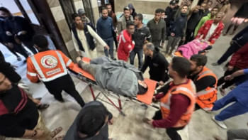 খান ইউনিসের নাসের হাসপাতালে আহত ফিলিস্তিনিদের নিয়ে আসা হচ্ছে। ছবি: সংগৃহীত 