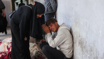 গাজা সিটিতে ইসরায়েলি হামলায় নিহত এক ব্যক্তির মরদেহের সামনে শোক করছেন তার পরিবারের সদস্যরা। ছবি: এএফপি