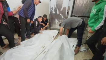 দেইর আল বালাহর আল-আকসা মার্টায়ার্স হাসপাতালে ইসরায়েলি হামলায় নিহতদের মরদেহ। ছবি: রয়টার্স