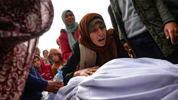 উত্তর গাজায় ইসরায়েলি বিমান হামলায় নিহত আত্মীয়র মরদেহের সামনে মাতম করছেন ফিলিস্তিনিরা। ছবি: এএফপি