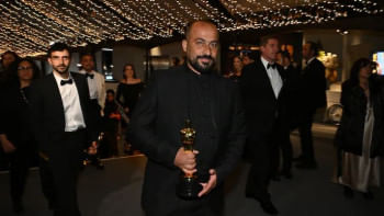 অস্কার হাতে ফিলিস্তিনি পরিচালক হামদান বাল্লাল। ফাইল ছবি: এএফপি