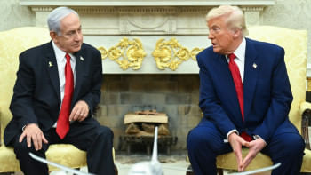 ওয়াশিংটনে ওভাল অফিসে ট্রাম্প-নেতানিয়াহুর বৈঠক। ছবি: এএফপি