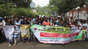 ইতালির ভিসা জটিলতা নিরসনের দাবিতে বিক্ষোভ। ছবি: প্রবীর দাস/স্টার 