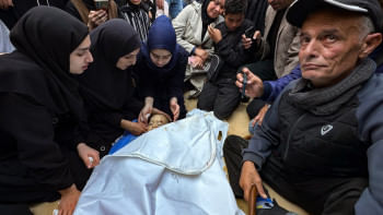 গাজায় ইসরায়েলি হামলায় নিহত ফিলিস্তিনি শিশুকে চিরবিদায় জানাচ্ছে তার আত্মীয় পরিজন। ছবি: এএফপি