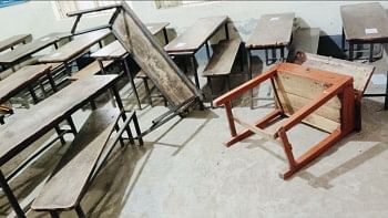 গণিত পরীক্ষা খারাপ হওয়ায় পরীক্ষার্ধীরা কেন্দ্র ভাঙচুর করে। ছবি: সংগৃহীত