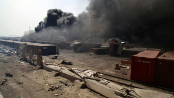 ইরানের শহীদ রাজায়ি বন্দরে বিস্ফোরণের পর কালো ধোঁয়া। ছবি: এএফপি