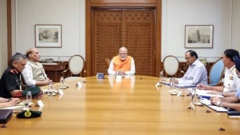 ভারতের প্রধানমন্ত্রী নরেন্দ্র মোদি প্রতিরক্ষামন্ত্রী রাজনাথ সিং, জাতীয় নিরাপত্তা উপদেষ্টা অজিত দোভাল ও তিন বাহিনীর প্রধানের সঙ্গে বৈঠক করেন। ছবি: ডয়চে ভেলে