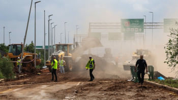 ইসরায়েলের বেন গুরিয়ন আন্তর্জাতিক বিমানবন্দরে হুতিদের ক্ষেপণাস্ত্র হামলার পর সড়ক পরিষ্কারের কাজ চলছে। ছবি: এএফপি