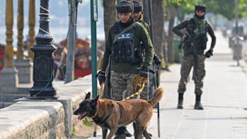 ভারত নিয়ন্ত্রিত জম্মু-কাশ্মীরে আধা-সামরিক বাহিনীর সদস্যদের প্রহরা। ছবি: এএফপি