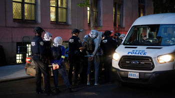 ইসরায়েলি গণহত্যা বিরোধী বিক্ষোভে অংশ নেওয়ার দায়ে কলাম্বিয়া বিশ্ববিদ্যালয়ের শিক্ষার্থীদের গ্রেপ্তার করছে পুলিশ। ছবি: রয়টার্স