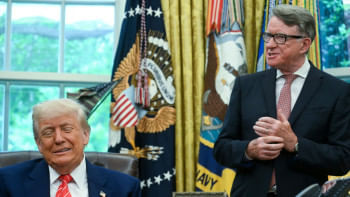 হোয়াইট হাউসে যুক্তরাষ্ট্রে নিযুক্ত ব্রিটিশ রাষ্ট্রদূত পিটার ম্যান্ডেলসনকে পাশে নিয়ে এই চুক্তির ঘোষণা দেন ট্রাম্প। ছবি: এএফপি