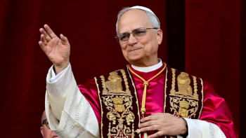 বিশ্বের ১৪০ কোটি ক্যাথলিকের নতুন ধর্মগুরু নির্বাচিত হয়েছেন যুক্তরাষ্ট্রের কার্ডিনাল রবার্ট ফ্রান্সিস প্রেভোস্ট। ছবি: এএফপি