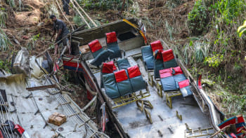 শ্রীলঙ্কায় তীর্থযাত্রীবাহী বাস খাদে পড়ে ২১ জন নিহত হয়েছেন। ছবি: এএফপি