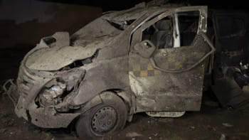 সিরিয়ার আল-মায়াদিন থানার সামনে গাড়ি বোমা বিস্ফোরণে ৩ পুলিশ নিহত হয়। ছবি: সানার সৌজন্যে